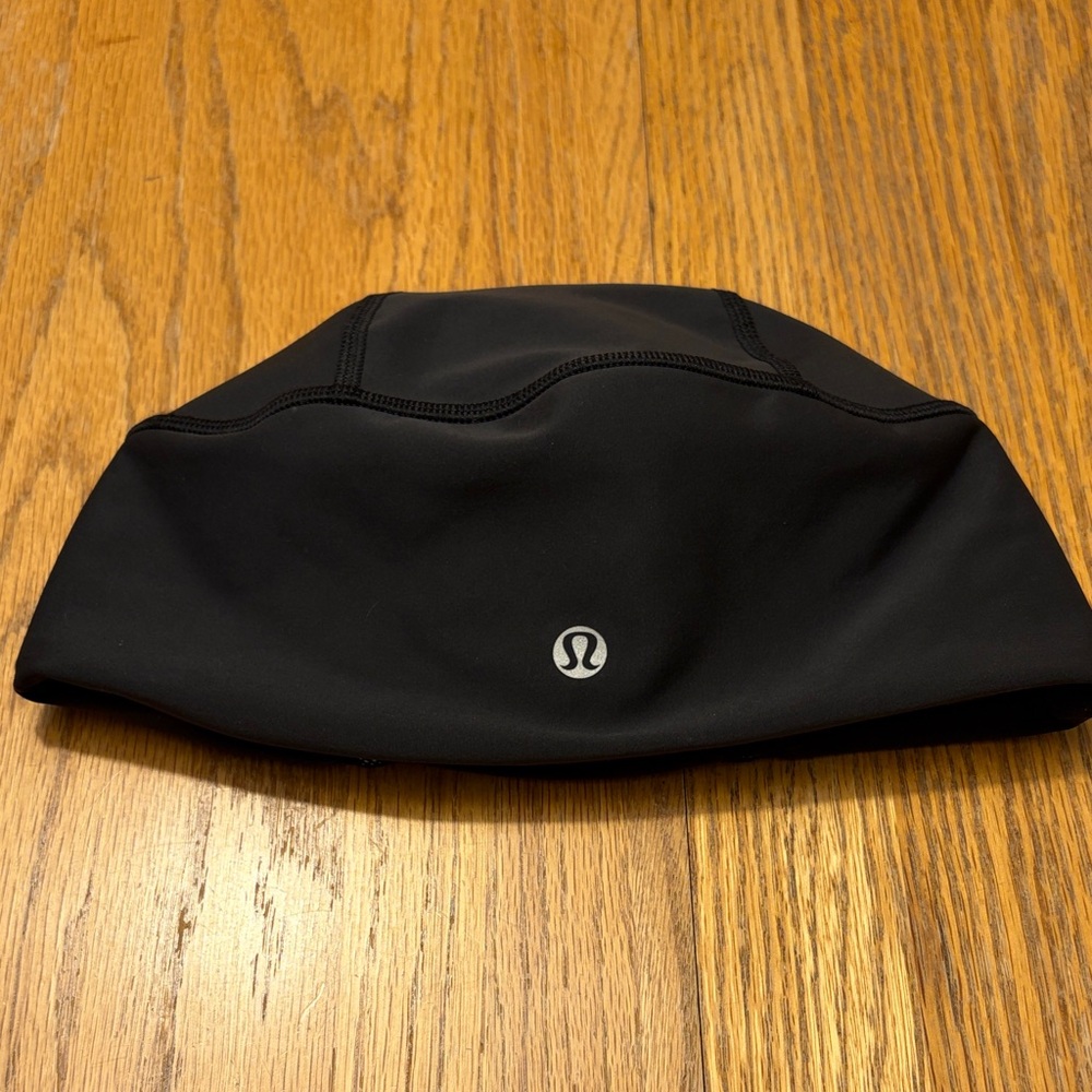Lululemon black running hat with ponytail slot EUC